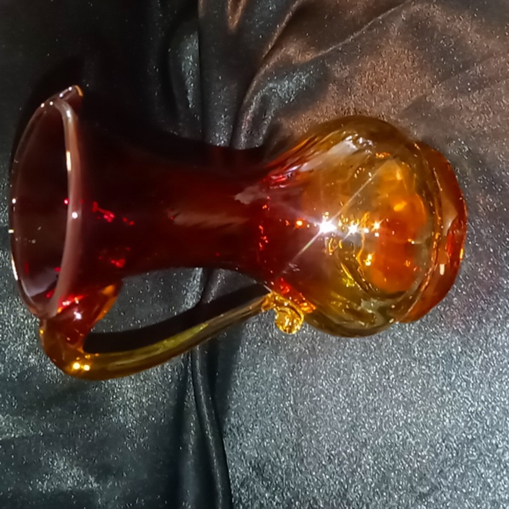 Vintage red vase amberinia glass red carnival glass vase . - Picture 4 of 9